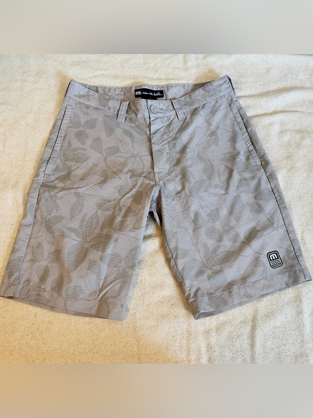 Travis Mathew mens golf shorts gray with tonal floral/plant pattern size 30